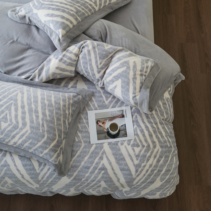 91家纺网 家纺一手货源 找家纺 米奈家居 2025新款立体雕花拼角款牛奶绒四件套 浮光-灰