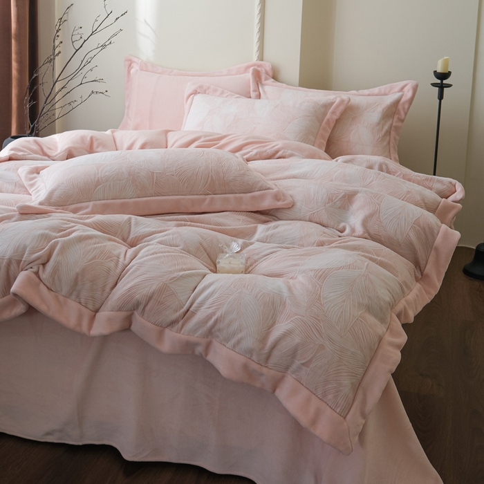 91家纺网 家纺一手货源 找家纺 米奈家居 2025新款立体雕花拼角款牛奶绒四件套 秋影-粉