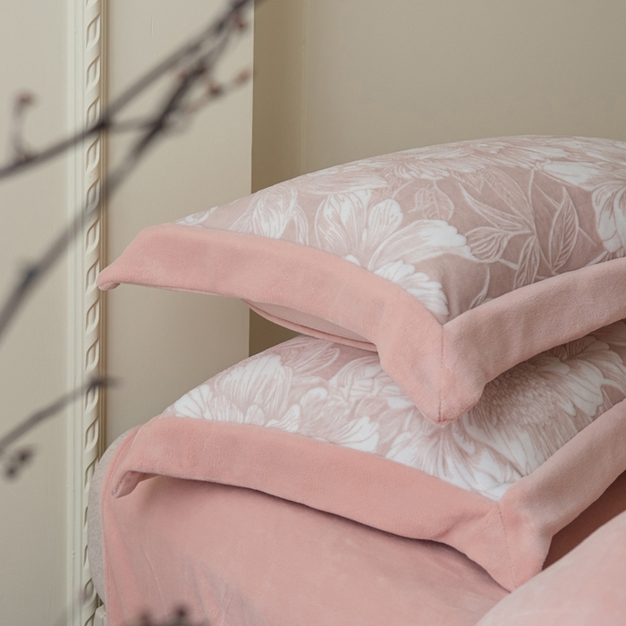 91家纺网 家纺一手货源 找家纺 米奈家居 2025新款立体雕花拼角款牛奶绒四件套 花间集-豆沙