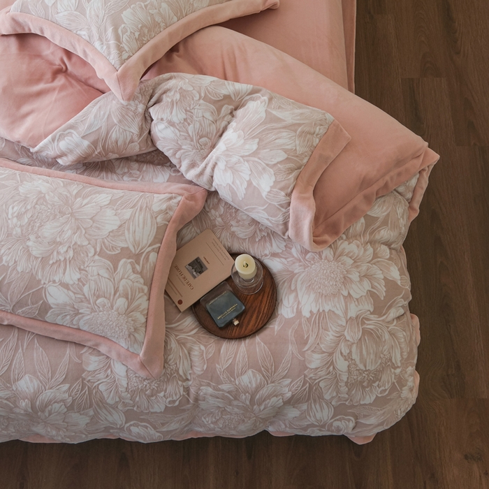 91家纺网 家纺一手货源 找家纺 米奈家居 2025新款立体雕花拼角款牛奶绒四件套 花间集-豆沙