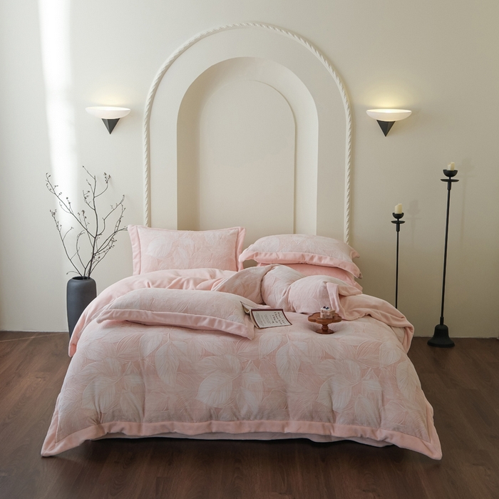 91家纺网 家纺一手货源 找家纺 米奈家居 2025新款立体雕花拼角款牛奶绒四件套 秋影-粉