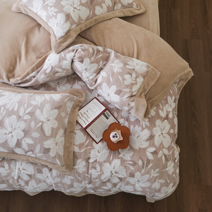 91家纺网 家纺一手货源 找家纺 米奈家居 2025新款立体雕花拼角款牛奶绒四件套 花如玉-驼