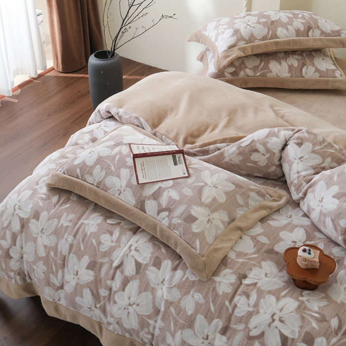 91家纺网 家纺一手货源 找家纺 米奈家居 2025新款立体雕花拼角款牛奶绒四件套 花如玉-驼