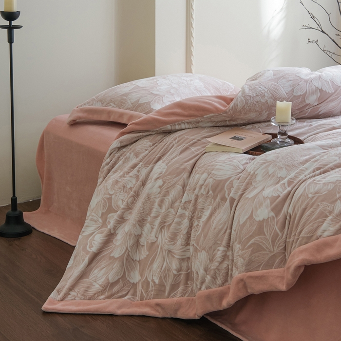 91家纺网 家纺一手货源 找家纺 米奈家居 2025新款立体雕花拼角款牛奶绒四件套 花间集-豆沙