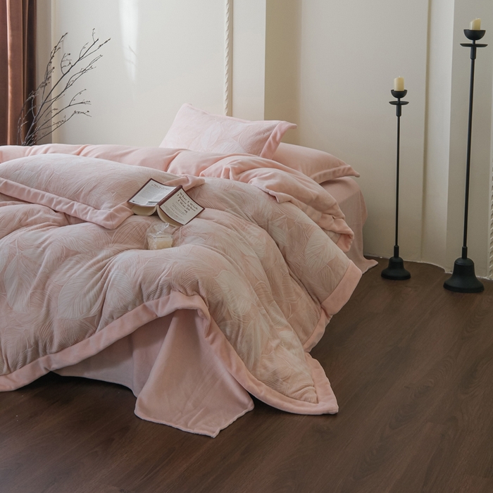 91家纺网 家纺一手货源 找家纺 米奈家居 2025新款立体雕花拼角款牛奶绒四件套 秋影-粉