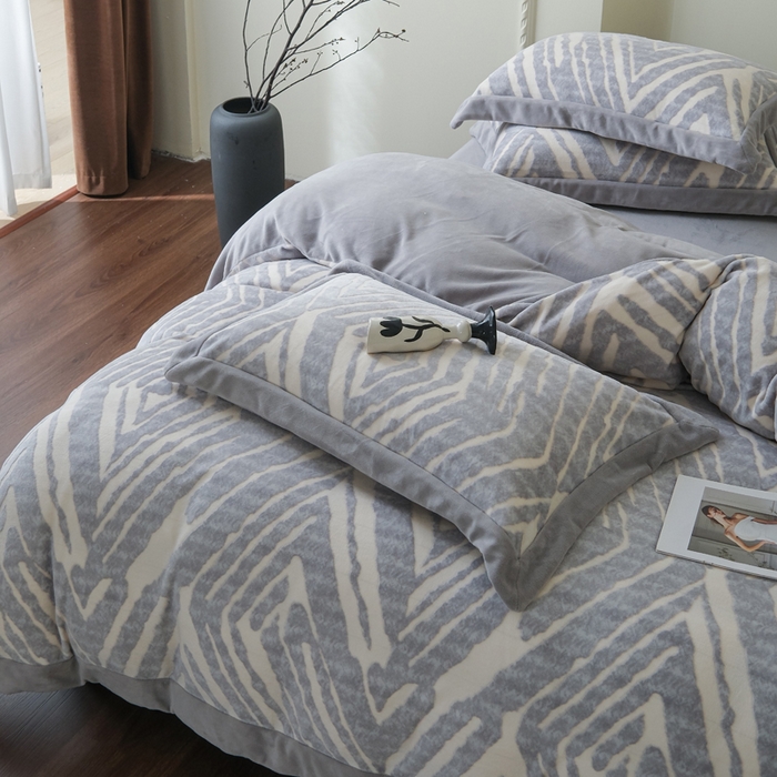 91家纺网 家纺一手货源 找家纺 米奈家居 2025新款立体雕花拼角款牛奶绒四件套 浮光-灰