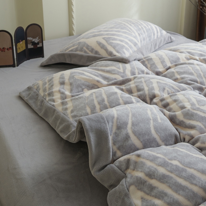 91家纺网 家纺一手货源 找家纺 米奈家居 2025新款立体雕花拼角款牛奶绒四件套 浮光-灰