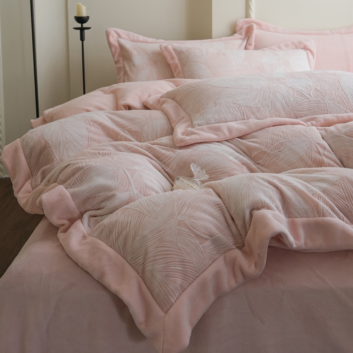 91家纺网 家纺一手货源 找家纺 米奈家居 2025新款立体雕花拼角款牛奶绒四件套 秋影-粉