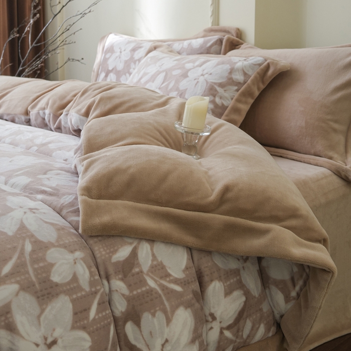 91家纺网 家纺一手货源 找家纺 米奈家居 2025新款立体雕花拼角款牛奶绒四件套 花如玉-驼