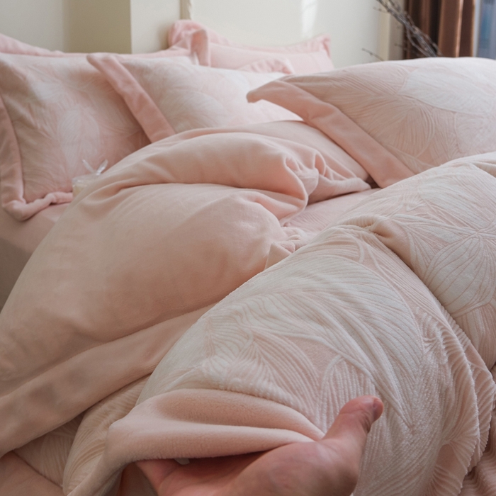 91家纺网 家纺一手货源 找家纺 米奈家居 2025新款立体雕花拼角款牛奶绒四件套 秋影-粉