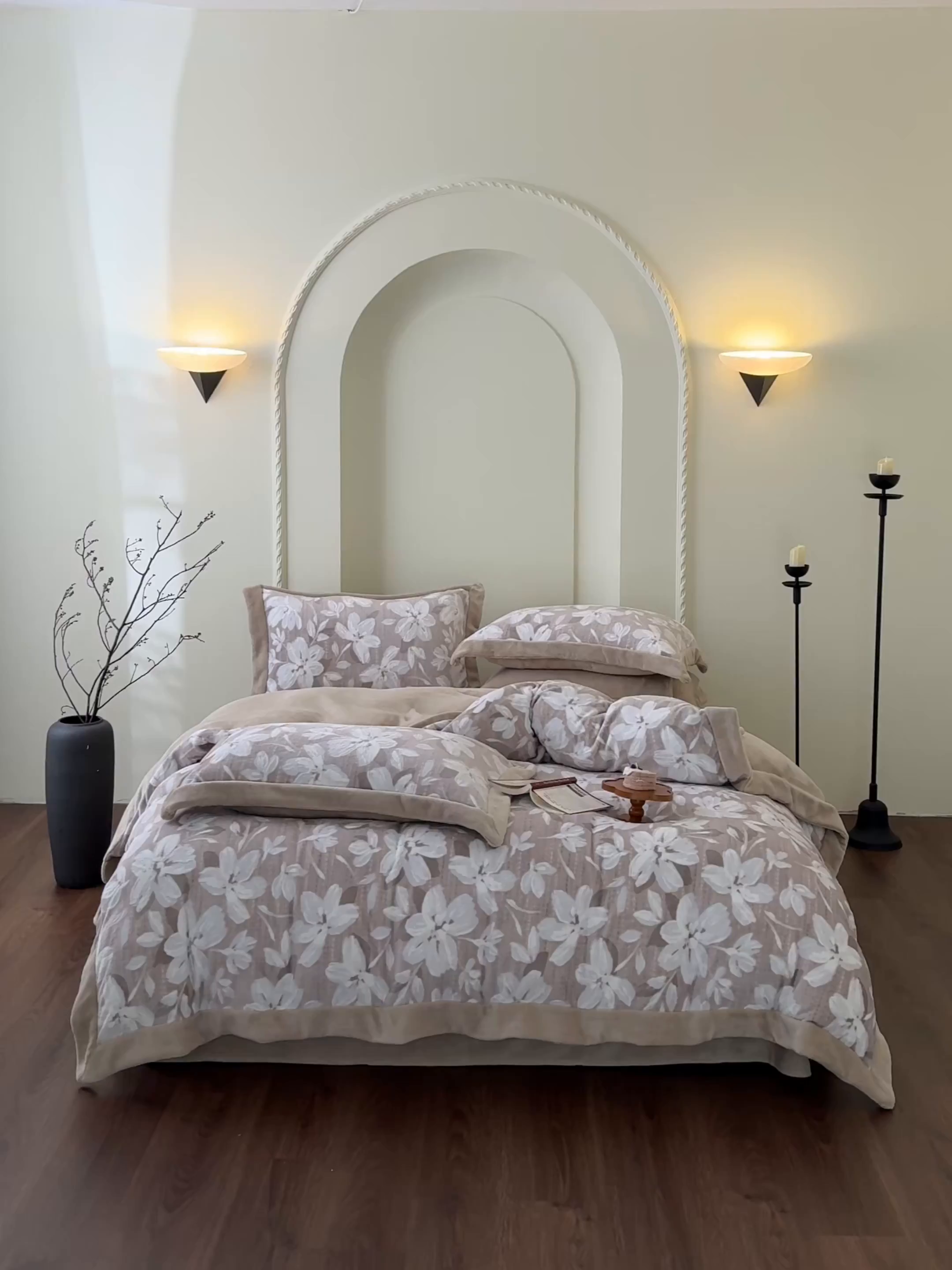 91家纺网 家纺一手货源 找家纺 米奈家居 2025新款立体雕花拼角款牛奶绒四件套 花如玉-驼