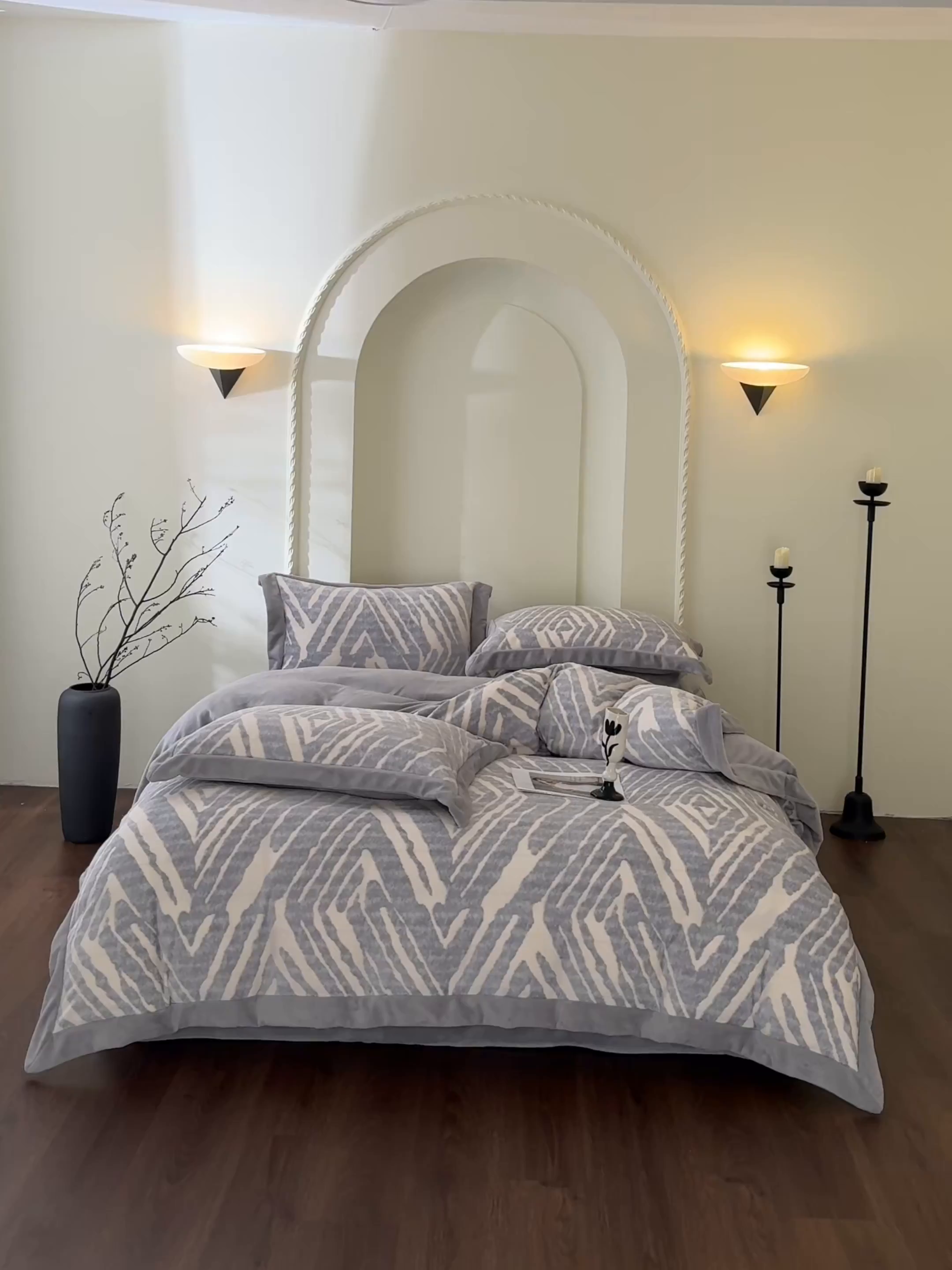 91家纺网 家纺一手货源 找家纺 米奈家居 2025新款立体雕花拼角款牛奶绒四件套 浮光-灰