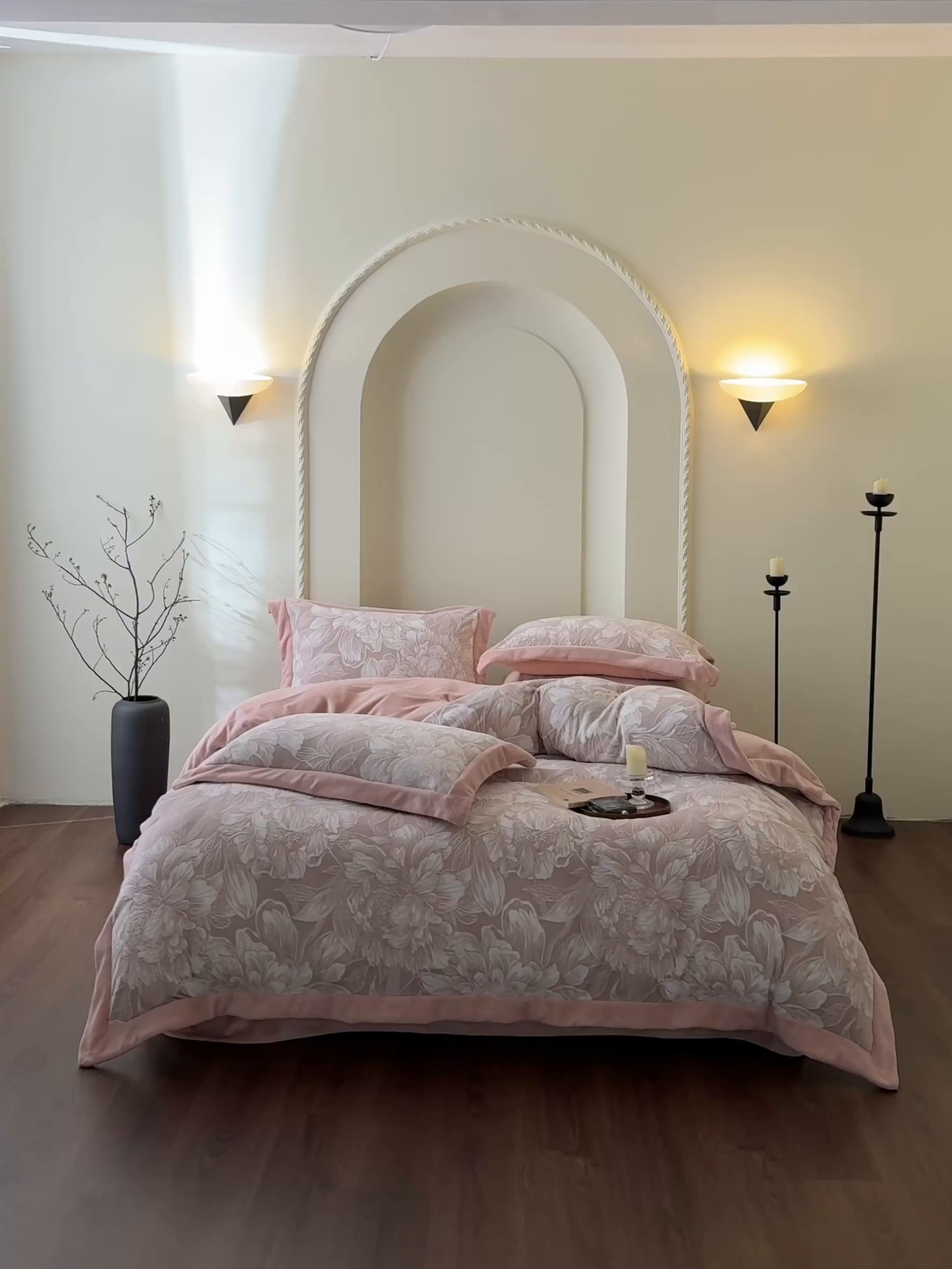 91家纺网 家纺一手货源 找家纺 米奈家居 2025新款立体雕花拼角款牛奶绒四件套 花间集-豆沙