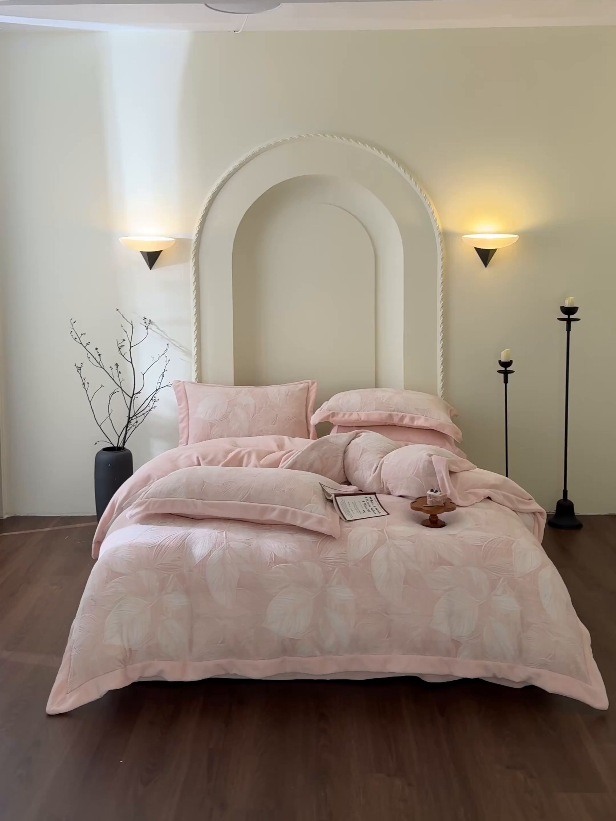 91家纺网 家纺一手货源 找家纺 米奈家居 2025新款立体雕花拼角款牛奶绒四件套 秋影-粉