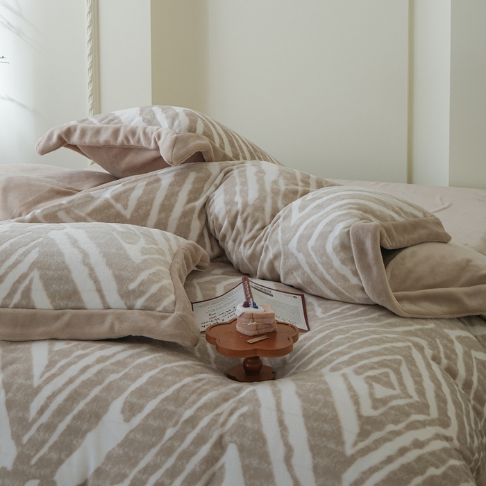 91家纺网 家纺一手货源 找家纺 米奈家居 2025新款立体雕花拼角款牛奶绒四件套 浮光-咖