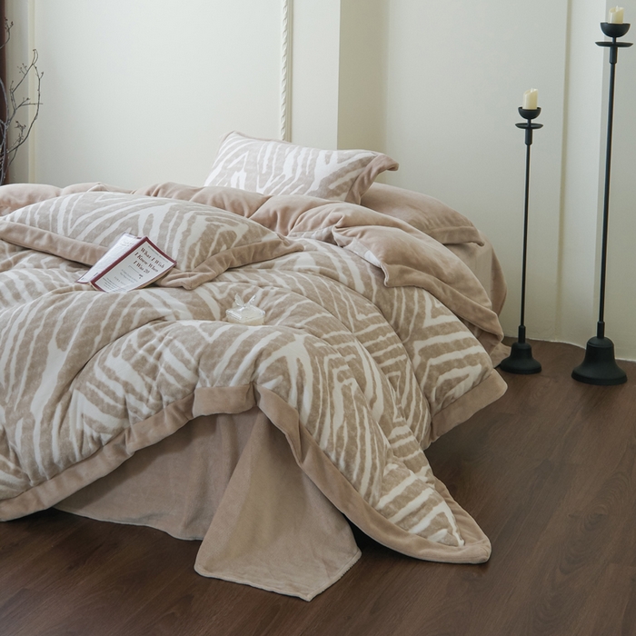 91家纺网 家纺一手货源 找家纺 米奈家居 2025新款立体雕花拼角款牛奶绒四件套 浮光-咖