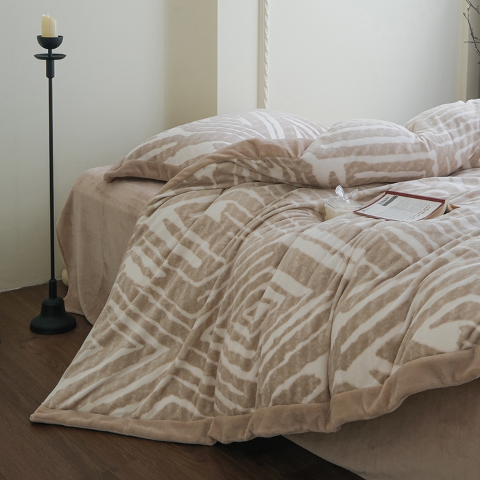 91家纺网 家纺一手货源 找家纺 米奈家居 2025新款立体雕花拼角款牛奶绒四件套 浮光-咖