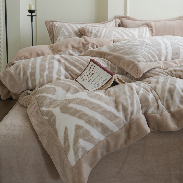 91家纺网 家纺一手货源 找家纺 米奈家居 2025新款立体雕花拼角款牛奶绒四件套 浮光-咖