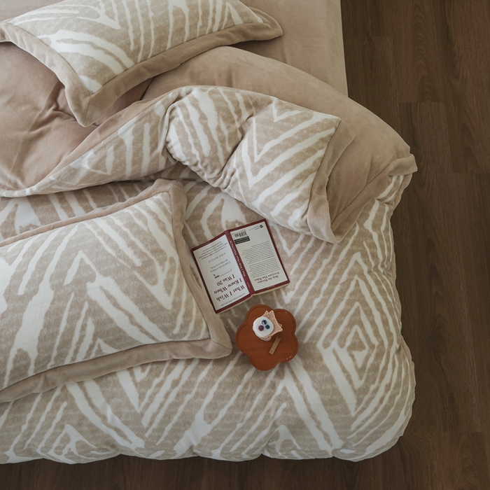 91家纺网 家纺一手货源 找家纺 米奈家居 2025新款立体雕花拼角款牛奶绒四件套 浮光-咖