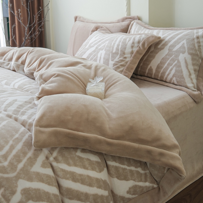 91家纺网 家纺一手货源 找家纺 米奈家居 2025新款立体雕花拼角款牛奶绒四件套 浮光-咖