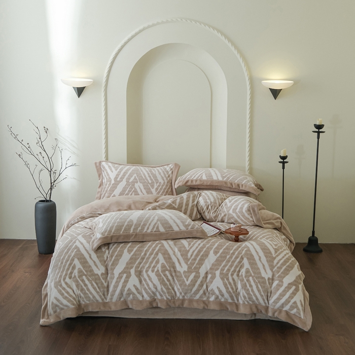 91家纺网 家纺一手货源 找家纺 米奈家居 2025新款立体雕花拼角款牛奶绒四件套 浮光-咖