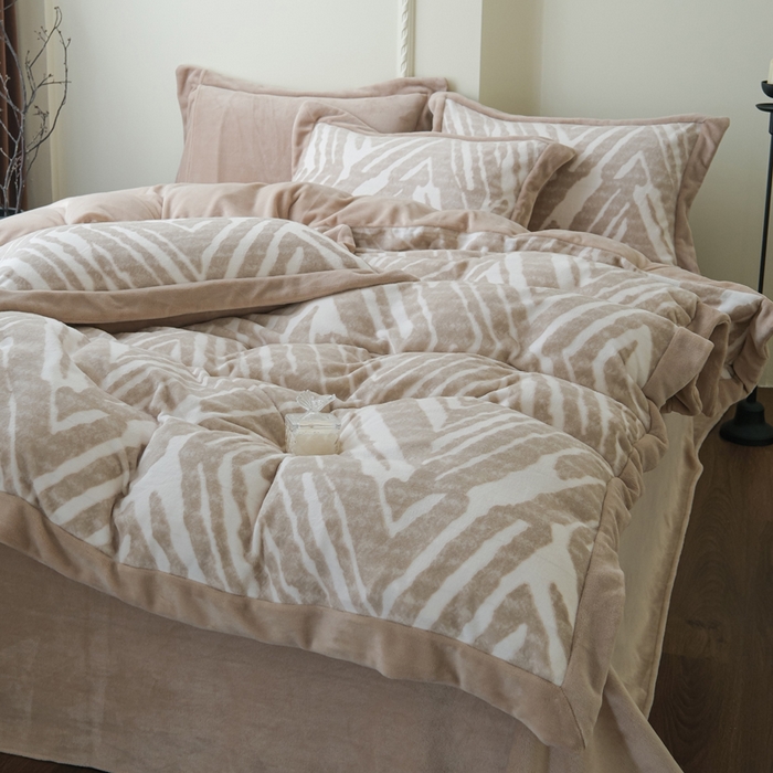 91家纺网 家纺一手货源 找家纺 米奈家居 2025新款立体雕花拼角款牛奶绒四件套 浮光-咖