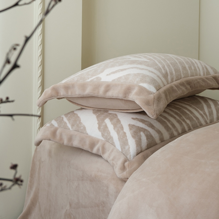 91家纺网 家纺一手货源 找家纺 米奈家居 2025新款立体雕花拼角款牛奶绒四件套 浮光-咖