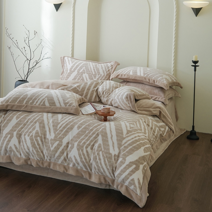 91家纺网 家纺一手货源 找家纺 米奈家居 2025新款立体雕花拼角款牛奶绒四件套 浮光-咖