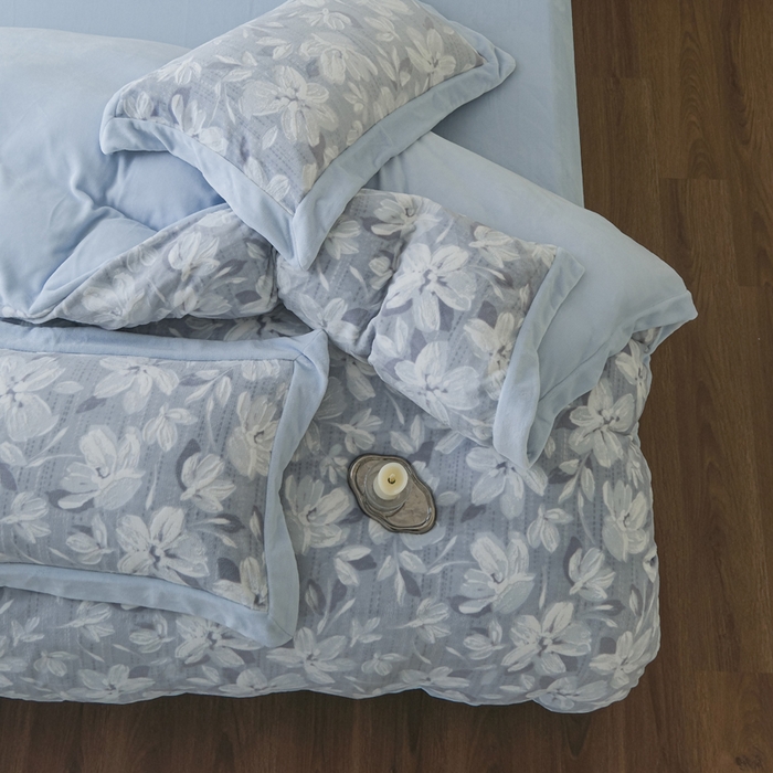 91家纺网 家纺一手货源 找家纺 米奈家居 2025新款立体雕花拼角款牛奶绒四件套 花如玉-蓝