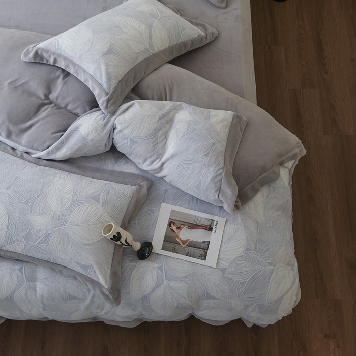 91家纺网 家纺一手货源 找家纺 米奈家居 2025新款立体雕花拼角款牛奶绒四件套 秋影-灰蓝