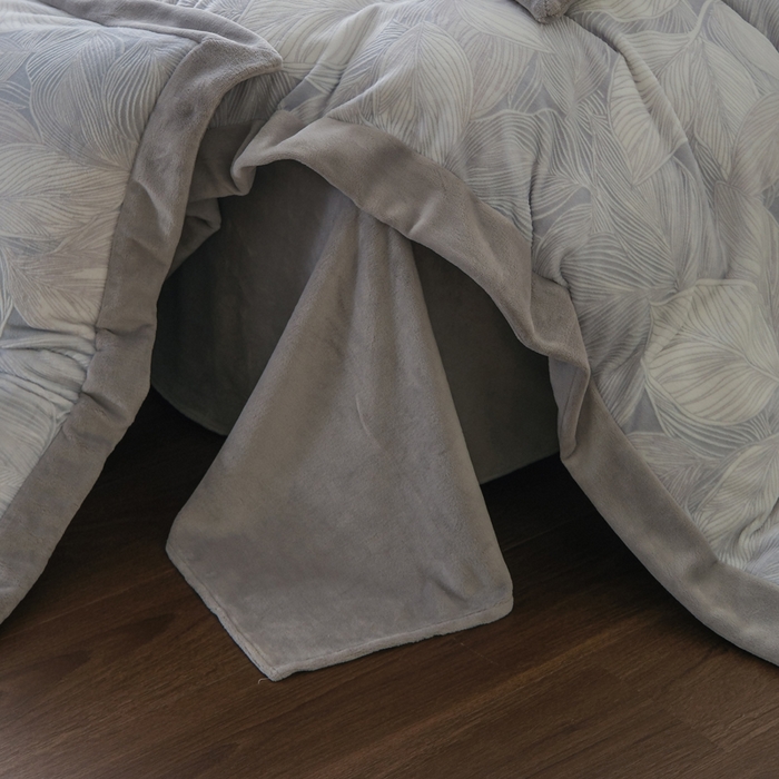 91家纺网 家纺一手货源 找家纺 米奈家居 2025新款立体雕花拼角款牛奶绒四件套 秋影-灰蓝