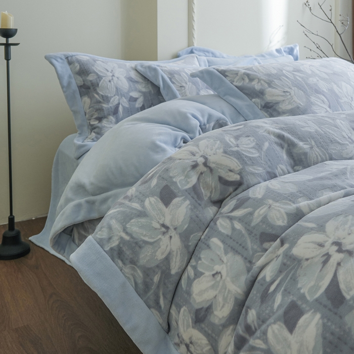 91家纺网 家纺一手货源 找家纺 米奈家居 2025新款立体雕花拼角款牛奶绒四件套 花如玉-蓝