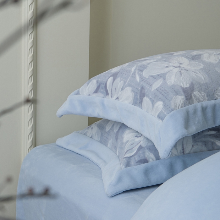 91家纺网 家纺一手货源 找家纺 米奈家居 2025新款立体雕花拼角款牛奶绒四件套 花如玉-蓝