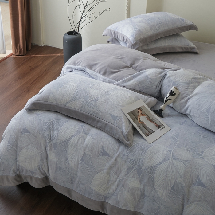 91家纺网 家纺一手货源 找家纺 米奈家居 2025新款立体雕花拼角款牛奶绒四件套 秋影-灰蓝