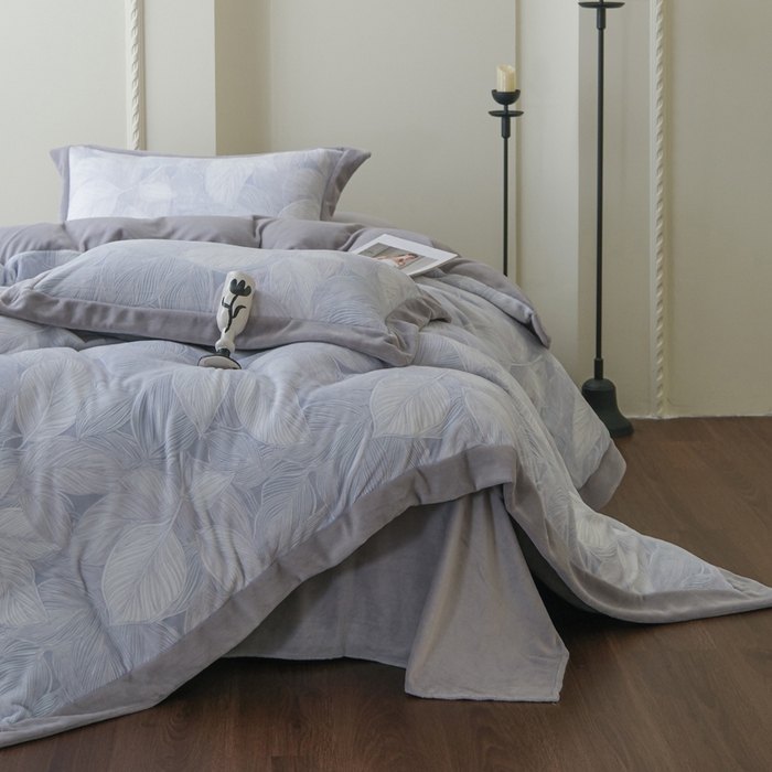 91家纺网 家纺一手货源 找家纺 米奈家居 2025新款立体雕花拼角款牛奶绒四件套 秋影-灰蓝