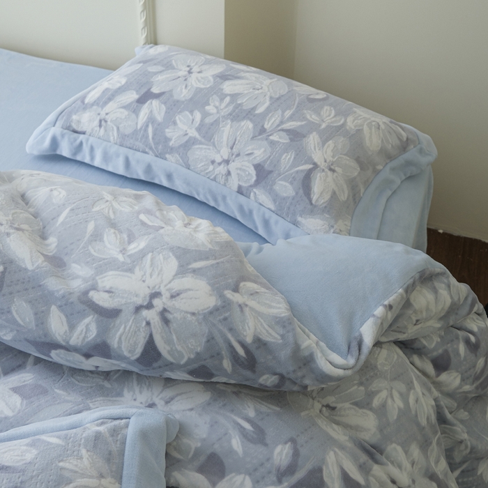 91家纺网 家纺一手货源 找家纺 米奈家居 2025新款立体雕花拼角款牛奶绒四件套 花如玉-蓝