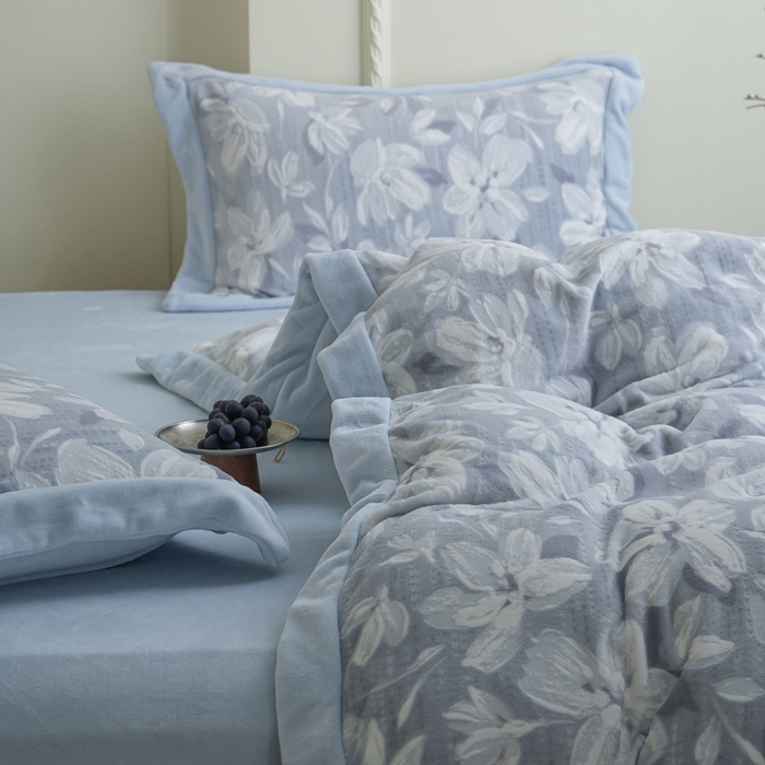 91家纺网 家纺一手货源 找家纺 米奈家居 2025新款立体雕花拼角款牛奶绒四件套 花如玉-蓝
