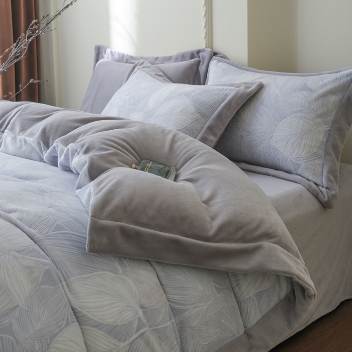 91家纺网 家纺一手货源 找家纺 米奈家居 2025新款立体雕花拼角款牛奶绒四件套 秋影-灰蓝