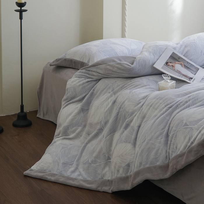 91家纺网 家纺一手货源 找家纺 米奈家居 2025新款立体雕花拼角款牛奶绒四件套 秋影-灰蓝