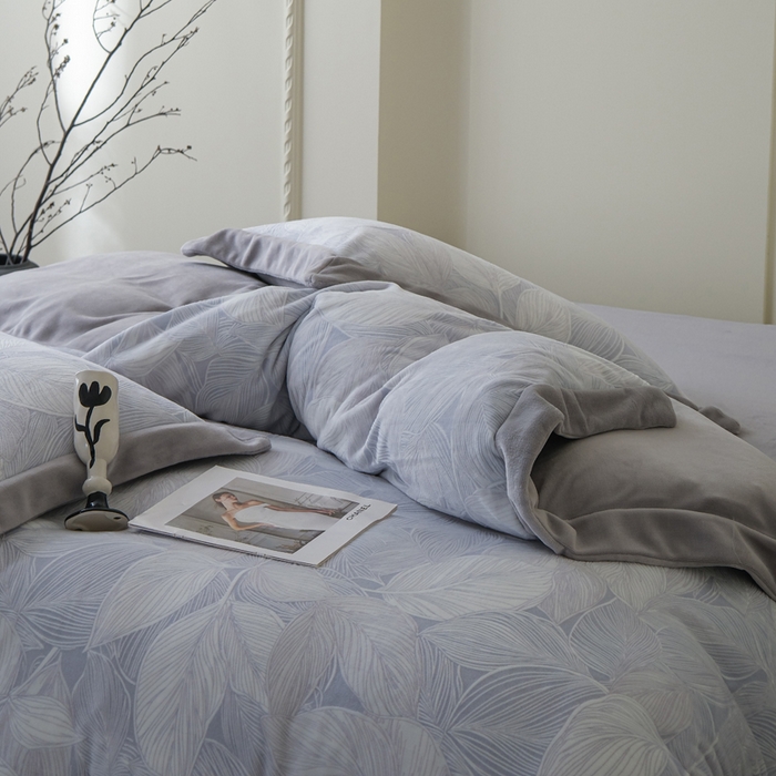 91家纺网 家纺一手货源 找家纺 米奈家居 2025新款立体雕花拼角款牛奶绒四件套 秋影-灰蓝