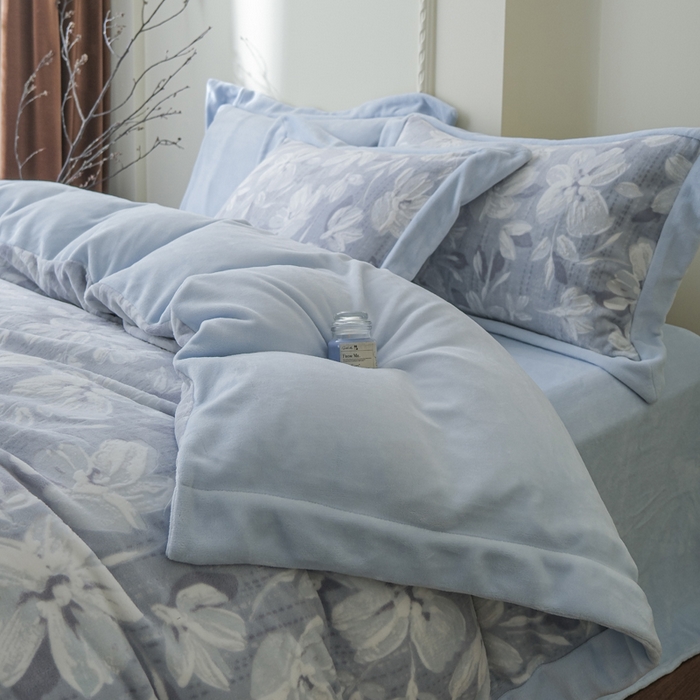 91家纺网 家纺一手货源 找家纺 米奈家居 2025新款立体雕花拼角款牛奶绒四件套 花如玉-蓝