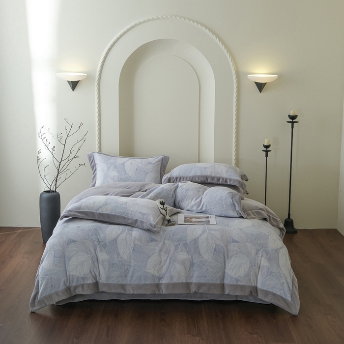 91家纺网 家纺一手货源 找家纺 米奈家居 2025新款立体雕花拼角款牛奶绒四件套 秋影-灰蓝