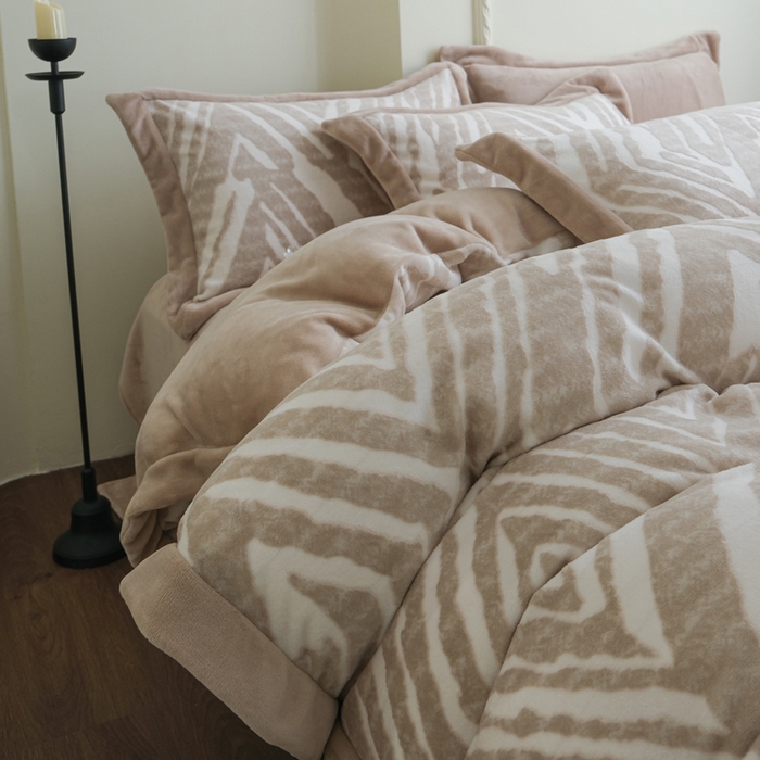 91家纺网 家纺一手货源 找家纺 米奈家居 2025新款立体雕花拼角款牛奶绒四件套 浮光-咖