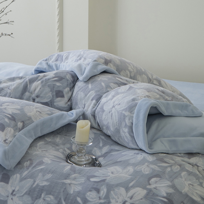 91家纺网 家纺一手货源 找家纺 米奈家居 2025新款立体雕花拼角款牛奶绒四件套 花如玉-蓝