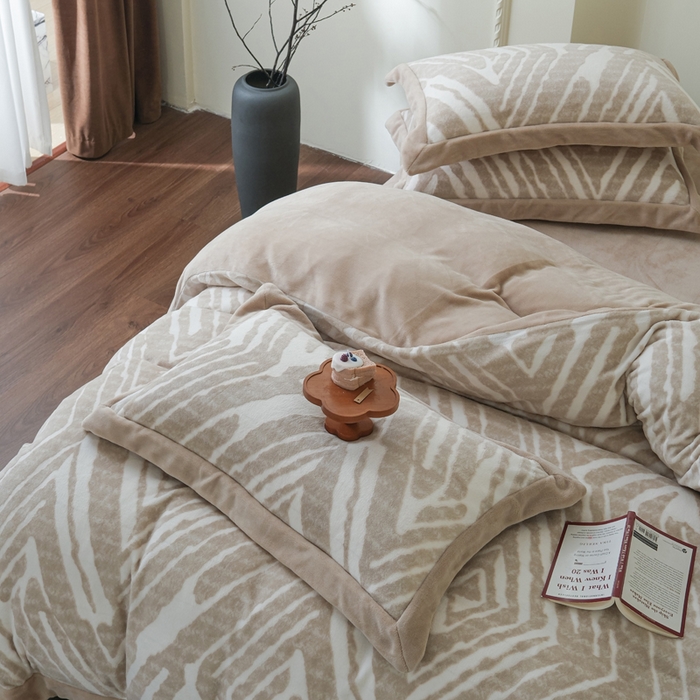 91家纺网 家纺一手货源 找家纺 米奈家居 2025新款立体雕花拼角款牛奶绒四件套 浮光-咖