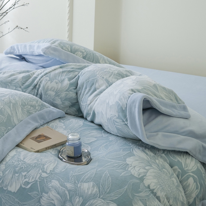 91家纺网 家纺一手货源 找家纺 米奈家居 2025新款立体雕花拼角款牛奶绒四件套 花间集-蓝