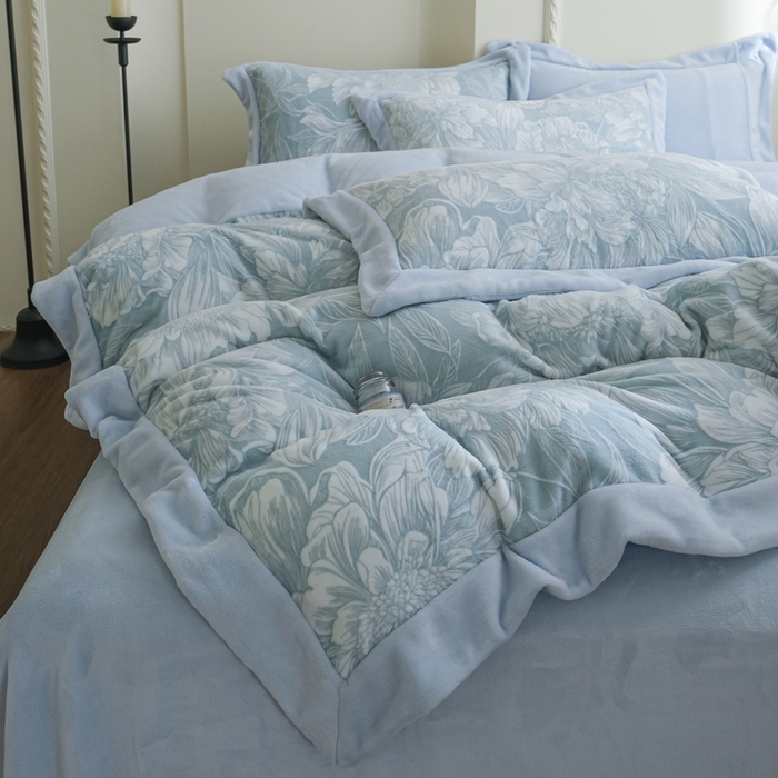 91家纺网 家纺一手货源 找家纺 米奈家居 2025新款立体雕花拼角款牛奶绒四件套 花间集-蓝