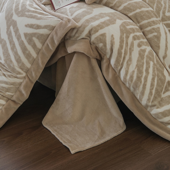 91家纺网 家纺一手货源 找家纺 米奈家居 2025新款立体雕花拼角款牛奶绒四件套 浮光-咖