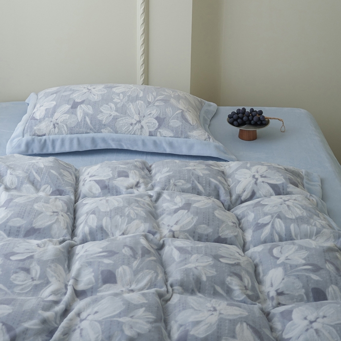 91家纺网 家纺一手货源 找家纺 米奈家居 2025新款立体雕花拼角款牛奶绒四件套 花如玉-蓝