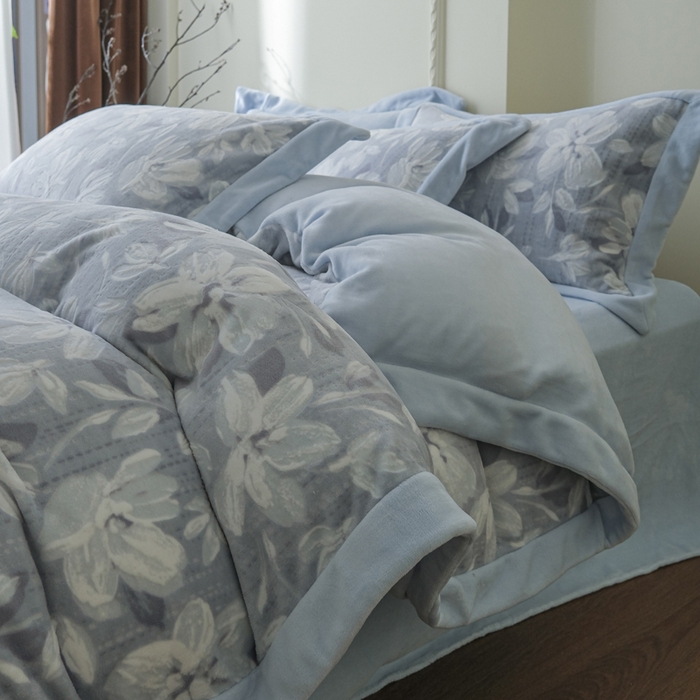 91家纺网 家纺一手货源 找家纺 米奈家居 2025新款立体雕花拼角款牛奶绒四件套 花如玉-蓝